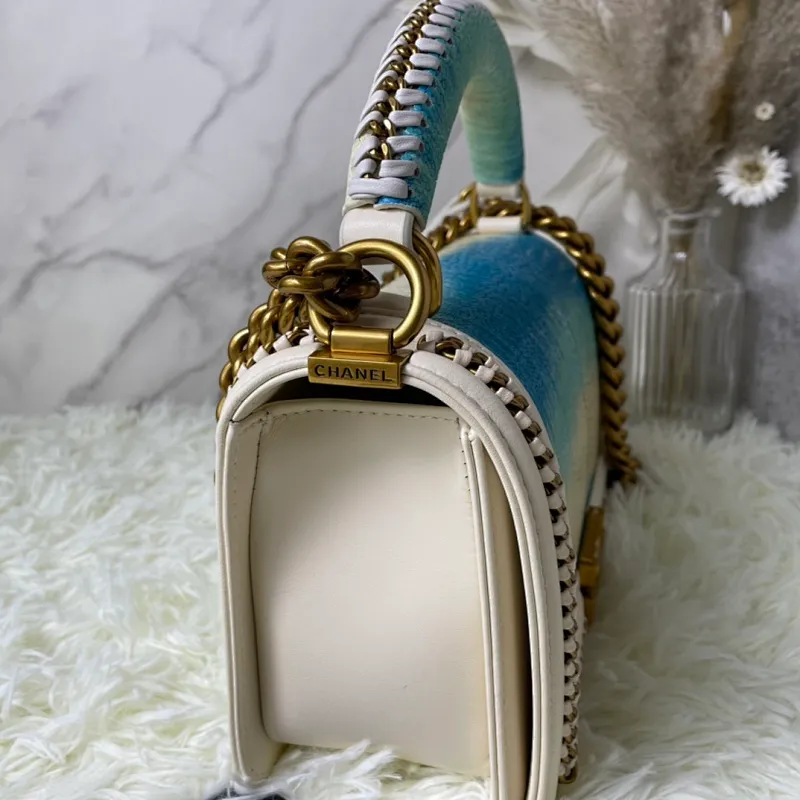All Categories Official Website "Brand Women's Bags" Women's Bags 💙 DIOR Dior Rare Pearl Fish BOY Handle Pearl Fish Leather Bag The surroundings are purely hand-woven and equipped with retro hardware. The reason why the fully imported sheepskin lining is named "Le Boy" is mainly due to Ms. Coco's Boyish attitude. Director Karl Lagerfeld