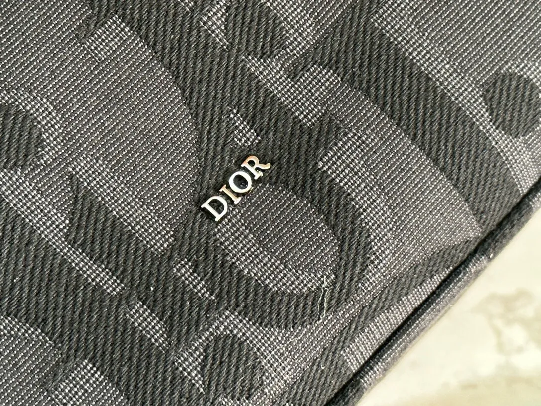 All categories Official website "Brand Women's Bags" Women's Bags 💙 DIOR 2025 new DIOR toiletry bag
