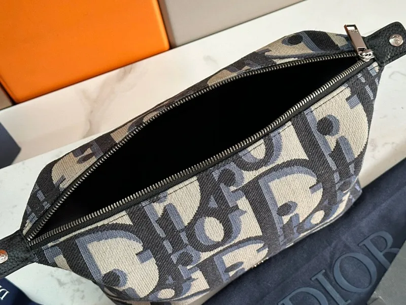 All categories Official website "Brand Women's Bags" Women's Bags 💙 DIOR 2025 new DIOR toiletry bag