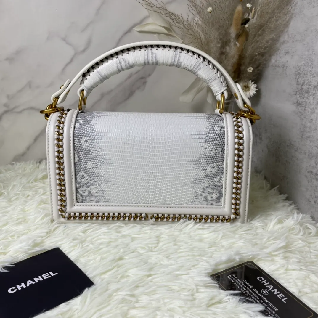 All Categories Official Website "Brand Women's Bags" Women's Bags 💙 DIOR Dior Rare Pearl Fish BOY Handle Pearl Fish Leather Bag The surroundings are purely hand-woven and equipped with retro hardware. The reason why the fully imported sheepskin lining is named "Le Boy" is mainly due to Ms. Coco's Boyish attitude. Director Karl Lagerfeld