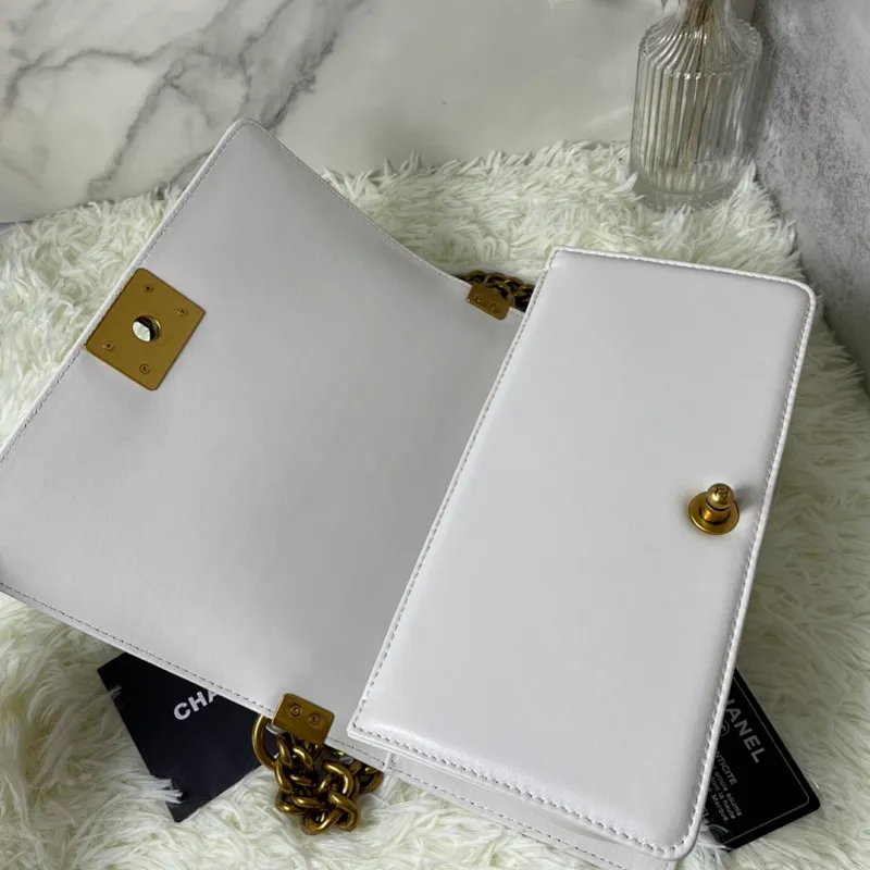 All Categories Official Website "Brand Women's Bags" Women's Bags 💙 DIOR Dior Rare Pearl Fish BOY Handle Pearl Fish Leather Bag The surroundings are purely hand-woven and equipped with retro hardware. The reason why the fully imported sheepskin lining is named "Le Boy" is mainly due to Ms. Coco's Boyish attitude. Director Karl Lagerfeld