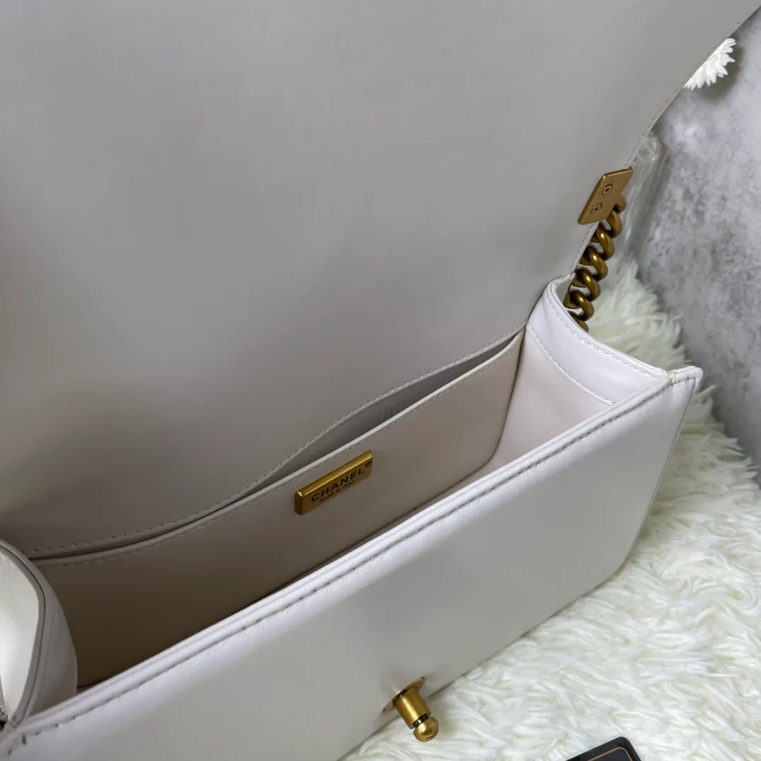 All Categories Official Website "Brand Women's Bags" Women's Bags 💙 DIOR Dior Rare Pearl Fish BOY Handle Pearl Fish Leather Bag The surroundings are purely hand-woven and equipped with retro hardware. The reason why the fully imported sheepskin lining is named "Le Boy" is mainly due to Ms. Coco's Boyish attitude. Director Karl Lagerfeld