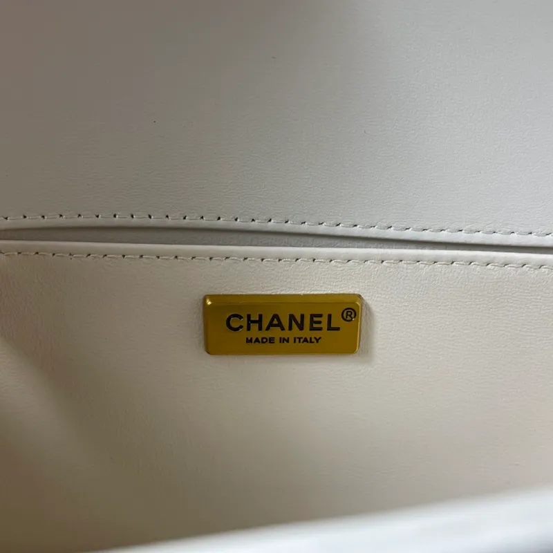 All Categories Official Website "Brand Women's Bags" Women's Bags 💙 DIOR Dior Rare Pearl Fish BOY Handle Pearl Fish Leather Bag The surroundings are purely hand-woven and equipped with retro hardware. The reason why the fully imported sheepskin lining is named "Le Boy" is mainly due to Ms. Coco's Boyish attitude. Director Karl Lagerfeld