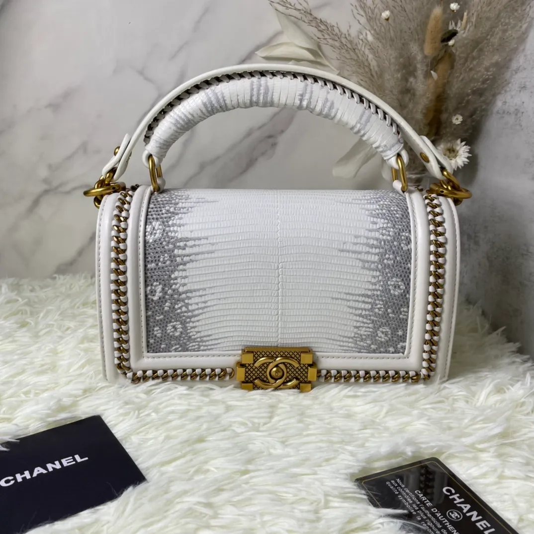 All Categories Official Website "Brand Women's Bags" Women's Bags 💙 DIOR Dior Rare Pearl Fish BOY Handle Pearl Fish Leather Bag The surroundings are purely hand-woven and equipped with retro hardware. The reason why the fully imported sheepskin lining is named "Le Boy" is mainly due to Ms. Coco's Boyish attitude. Director Karl Lagerfeld