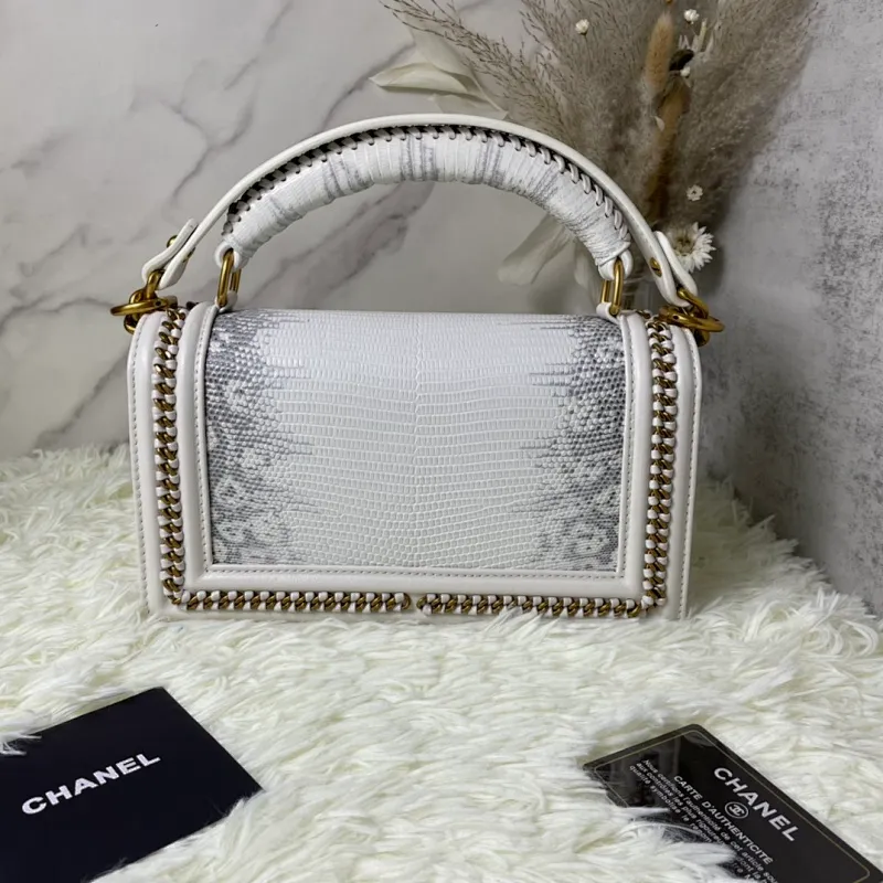 All Categories Official Website "Brand Women's Bags" Women's Bags 💙 DIOR Dior Rare Pearl Fish BOY Handle Pearl Fish Leather Bag The surroundings are purely hand-woven and equipped with retro hardware. The reason why the fully imported sheepskin lining is named "Le Boy" is mainly due to Ms. Coco's Boyish attitude. Director Karl Lagerfeld