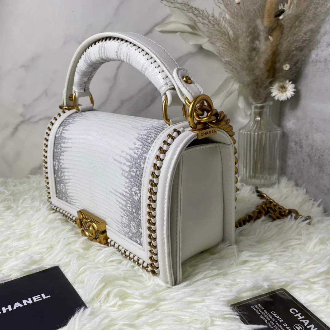 All Categories Official Website "Brand Women's Bags" Women's Bags 💙 DIOR Dior Rare Pearl Fish BOY Handle Pearl Fish Leather Bag The surroundings are purely hand-woven and equipped with retro hardware. The reason why the fully imported sheepskin lining is named "Le Boy" is mainly due to Ms. Coco's Boyish attitude. Director Karl Lagerfeld