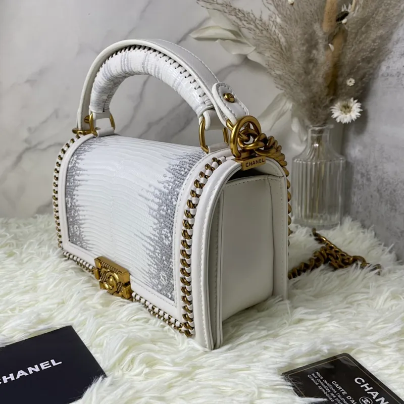 All Categories Official Website "Brand Women's Bags" Women's Bags 💙 DIOR Dior Rare Pearl Fish BOY Handle Pearl Fish Leather Bag The surroundings are purely hand-woven and equipped with retro hardware. The reason why the fully imported sheepskin lining is named "Le Boy" is mainly due to Ms. Coco's Boyish attitude. Director Karl Lagerfeld