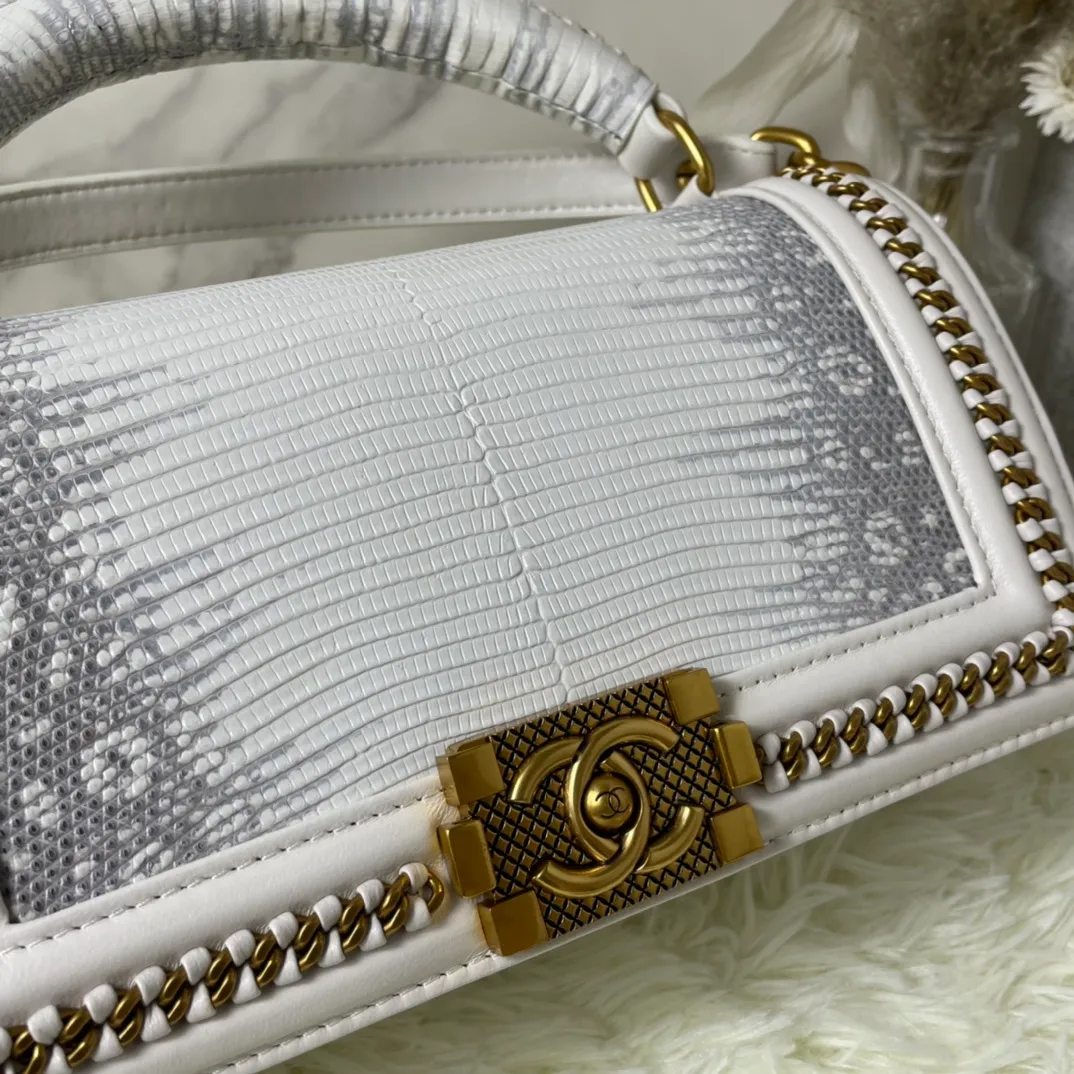All Categories Official Website "Brand Women's Bags" Women's Bags 💙 DIOR Dior Rare Pearl Fish BOY Handle Pearl Fish Leather Bag The surroundings are purely hand-woven and equipped with retro hardware. The reason why the fully imported sheepskin lining is named "Le Boy" is mainly due to Ms. Coco's Boyish attitude. Director Karl Lagerfeld