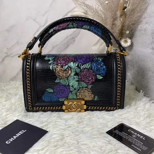 All Categories Official Website "Brand Women's Bags" Women's Bags 💙 DIOR Dior Rare Pearl Fish BOY Handle Pearl Fish Leather Bag The surroundings are purely hand-woven and equipped with retro hardware. The reason why the fully imported sheepskin lining is named "Le Boy" is mainly due to Ms. Coco's Boyish attitude. Director Karl Lagerfeld