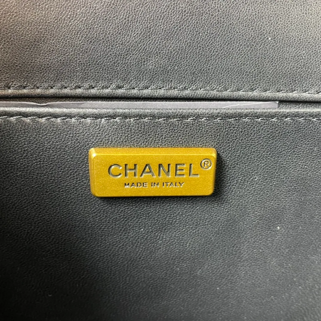 All Categories Official Website "Brand Women's Bags" Women's Bags 💙 DIOR Dior Rare Pearl Fish BOY Handle Pearl Fish Leather Bag The surroundings are purely hand-woven and equipped with retro hardware. The reason why the fully imported sheepskin lining is named "Le Boy" is mainly due to Ms. Coco's Boyish attitude. Director Karl Lagerfeld
