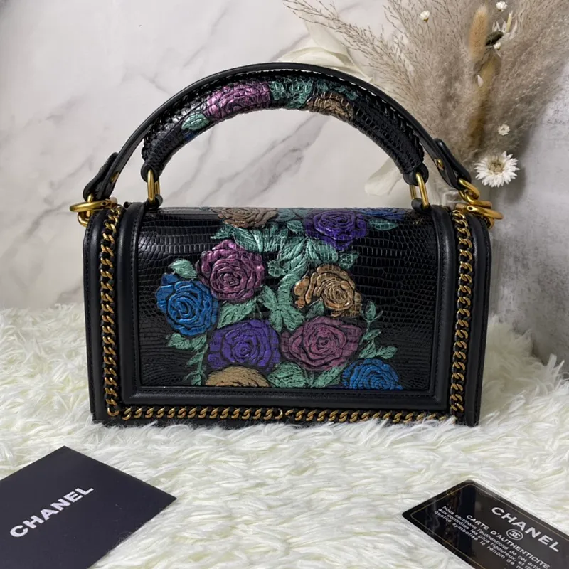 All Categories Official Website "Brand Women's Bags" Women's Bags 💙 DIOR Dior Rare Pearl Fish BOY Handle Pearl Fish Leather Bag The surroundings are purely hand-woven and equipped with retro hardware. The reason why the fully imported sheepskin lining is named "Le Boy" is mainly due to Ms. Coco's Boyish attitude. Director Karl Lagerfeld