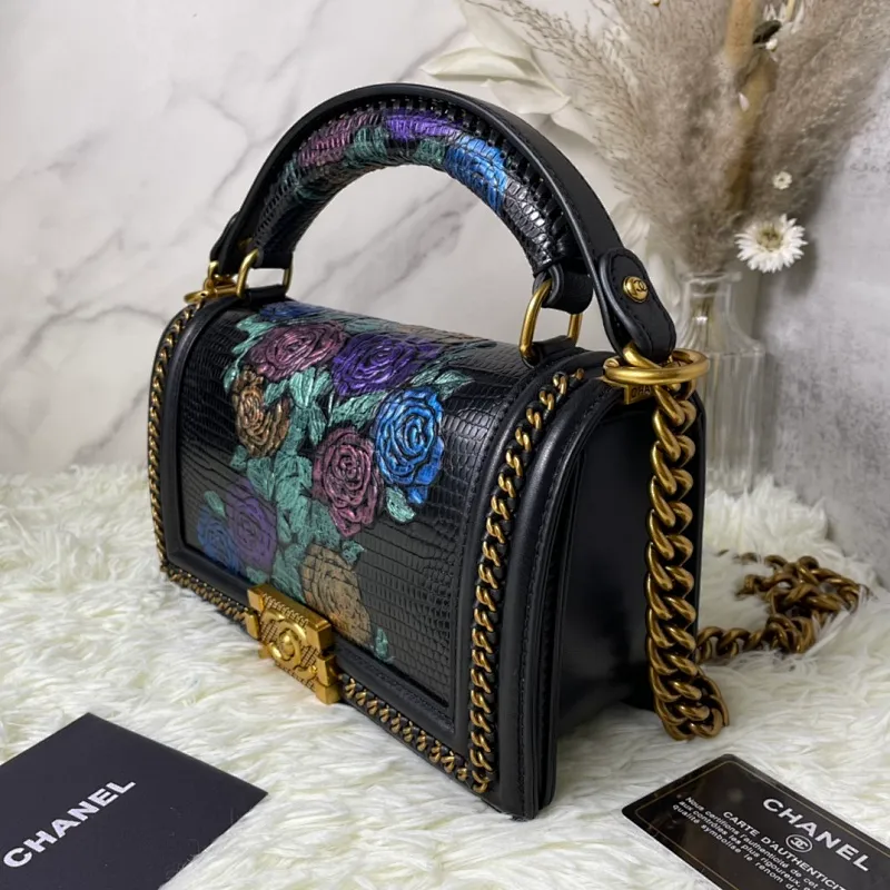 All Categories Official Website "Brand Women's Bags" Women's Bags 💙 DIOR Dior Rare Pearl Fish BOY Handle Pearl Fish Leather Bag The surroundings are purely hand-woven and equipped with retro hardware. The reason why the fully imported sheepskin lining is named "Le Boy" is mainly due to Ms. Coco's Boyish attitude. Director Karl Lagerfeld