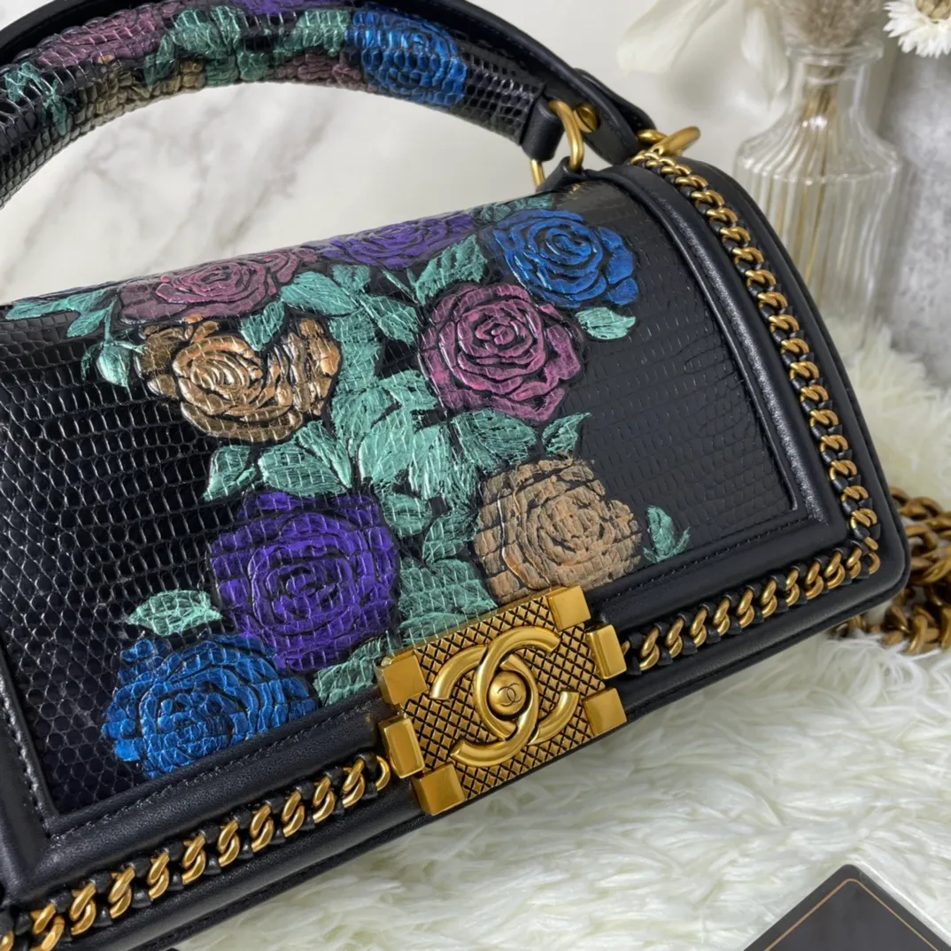 All Categories Official Website "Brand Women's Bags" Women's Bags 💙 DIOR Dior Rare Pearl Fish BOY Handle Pearl Fish Leather Bag The surroundings are purely hand-woven and equipped with retro hardware. The reason why the fully imported sheepskin lining is named "Le Boy" is mainly due to Ms. Coco's Boyish attitude. Director Karl Lagerfeld