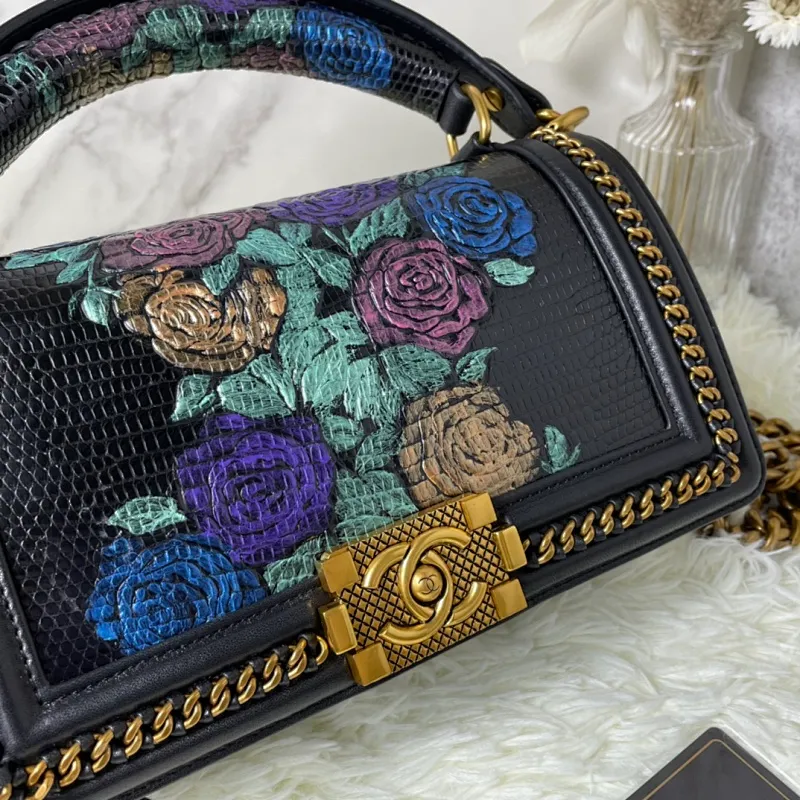 All Categories Official Website "Brand Women's Bags" Women's Bags 💙 DIOR Dior Rare Pearl Fish BOY Handle Pearl Fish Leather Bag The surroundings are purely hand-woven and equipped with retro hardware. The reason why the fully imported sheepskin lining is named "Le Boy" is mainly due to Ms. Coco's Boyish attitude. Director Karl Lagerfeld