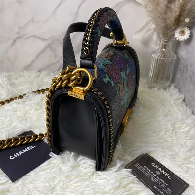 All Categories Official Website "Brand Women's Bags" Women's Bags 💙 DIOR Dior Rare Pearl Fish BOY Handle Pearl Fish Leather Bag The surroundings are purely hand-woven and equipped with retro hardware. The reason why the fully imported sheepskin lining is named "Le Boy" is mainly due to Ms. Coco's Boyish attitude. Director Karl Lagerfeld