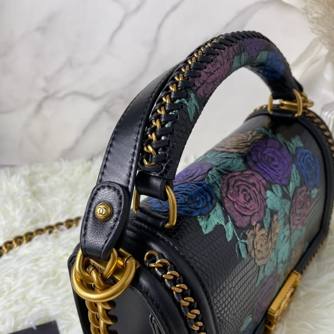All Categories Official Website "Brand Women's Bags" Women's Bags 💙 DIOR Dior Rare Pearl Fish BOY Handle Pearl Fish Leather Bag The surroundings are purely hand-woven and equipped with retro hardware. The reason why the fully imported sheepskin lining is named "Le Boy" is mainly due to Ms. Coco's Boyish attitude. Director Karl Lagerfeld
