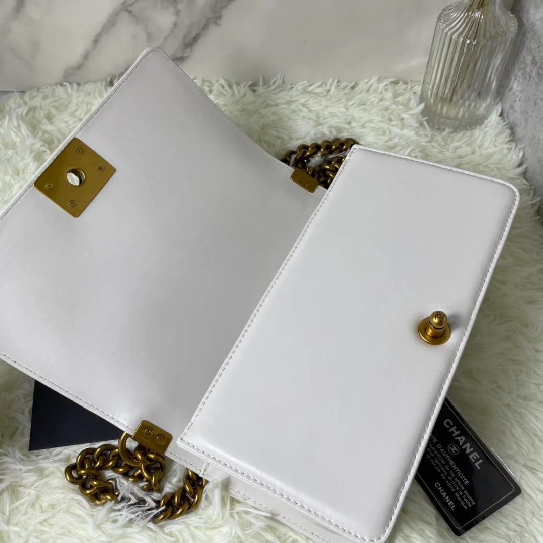 All Categories Official Website "Brand Women's Bags" Women's Bags 💙 DIOR Dior Rare Pearl Fish BOY Handle Pearl Fish Leather Bag The surroundings are purely hand-woven and equipped with retro hardware. The reason why the fully imported sheepskin lining is named "Le Boy" is mainly due to Ms. Coco's Boyish attitude. Director Karl Lagerfeld