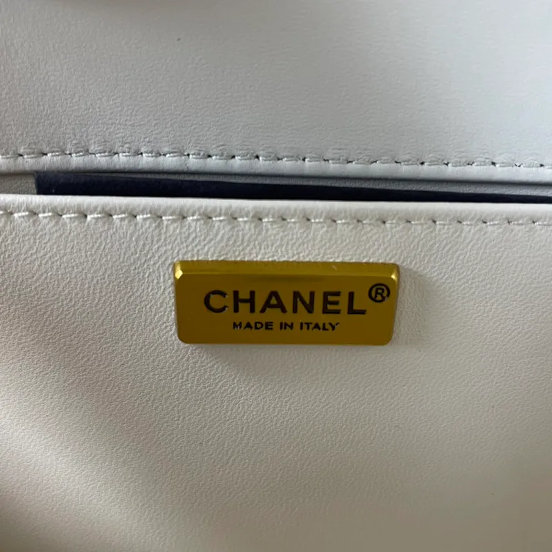 All Categories Official Website "Brand Women's Bags" Women's Bags 💙 DIOR Dior Rare Pearl Fish BOY Handle Pearl Fish Leather Bag The surroundings are purely hand-woven and equipped with retro hardware. The reason why the fully imported sheepskin lining is named "Le Boy" is mainly due to Ms. Coco's Boyish attitude. Director Karl Lagerfeld