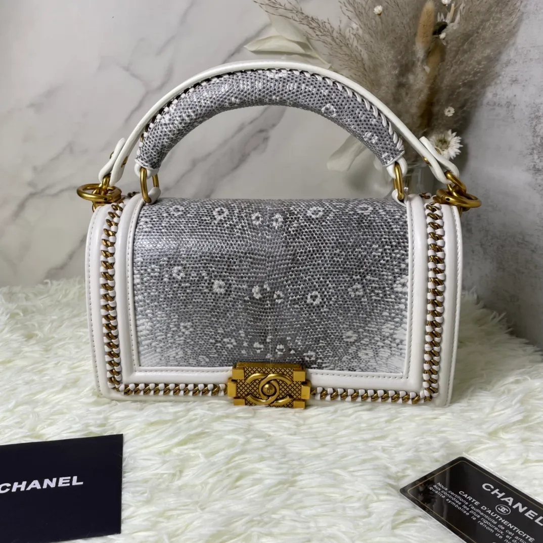 All Categories Official Website "Brand Women's Bags" Women's Bags 💙 DIOR Dior Rare Pearl Fish BOY Handle Pearl Fish Leather Bag The surroundings are purely hand-woven and equipped with retro hardware. The reason why the fully imported sheepskin lining is named "Le Boy" is mainly due to Ms. Coco's Boyish attitude. Director Karl Lagerfeld