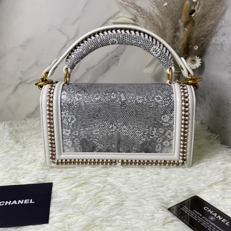 All Categories Official Website "Brand Women's Bags" Women's Bags 💙 DIOR Dior Rare Pearl Fish BOY Handle Pearl Fish Leather Bag The surroundings are purely hand-woven and equipped with retro hardware. The reason why the fully imported sheepskin lining is named "Le Boy" is mainly due to Ms. Coco's Boyish attitude. Director Karl Lagerfeld