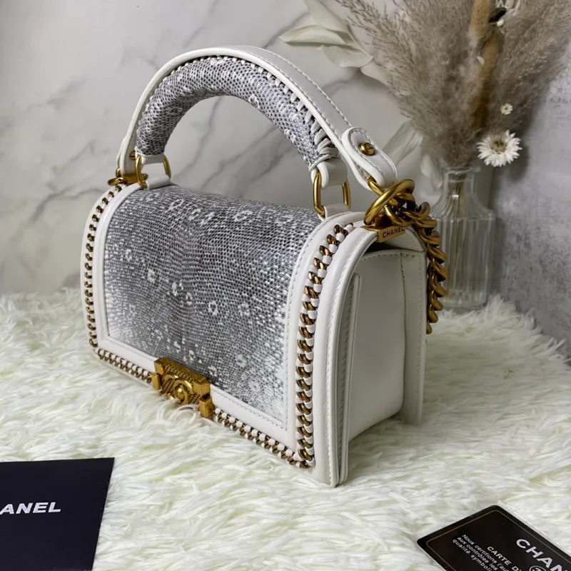 All Categories Official Website "Brand Women's Bags" Women's Bags 💙 DIOR Dior Rare Pearl Fish BOY Handle Pearl Fish Leather Bag The surroundings are purely hand-woven and equipped with retro hardware. The reason why the fully imported sheepskin lining is named "Le Boy" is mainly due to Ms. Coco's Boyish attitude. Director Karl Lagerfeld