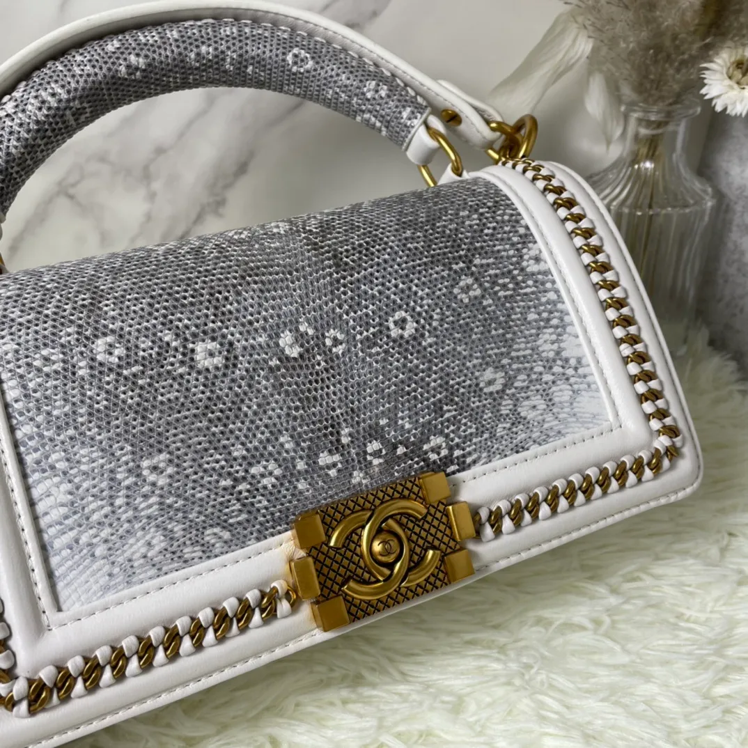 All Categories Official Website "Brand Women's Bags" Women's Bags 💙 DIOR Dior Rare Pearl Fish BOY Handle Pearl Fish Leather Bag The surroundings are purely hand-woven and equipped with retro hardware. The reason why the fully imported sheepskin lining is named "Le Boy" is mainly due to Ms. Coco's Boyish attitude. Director Karl Lagerfeld