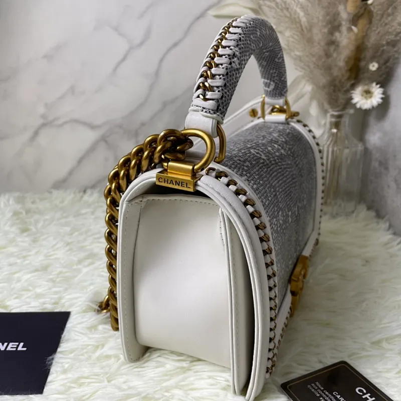 All Categories Official Website "Brand Women's Bags" Women's Bags 💙 DIOR Dior Rare Pearl Fish BOY Handle Pearl Fish Leather Bag The surroundings are purely hand-woven and equipped with retro hardware. The reason why the fully imported sheepskin lining is named "Le Boy" is mainly due to Ms. Coco's Boyish attitude. Director Karl Lagerfeld