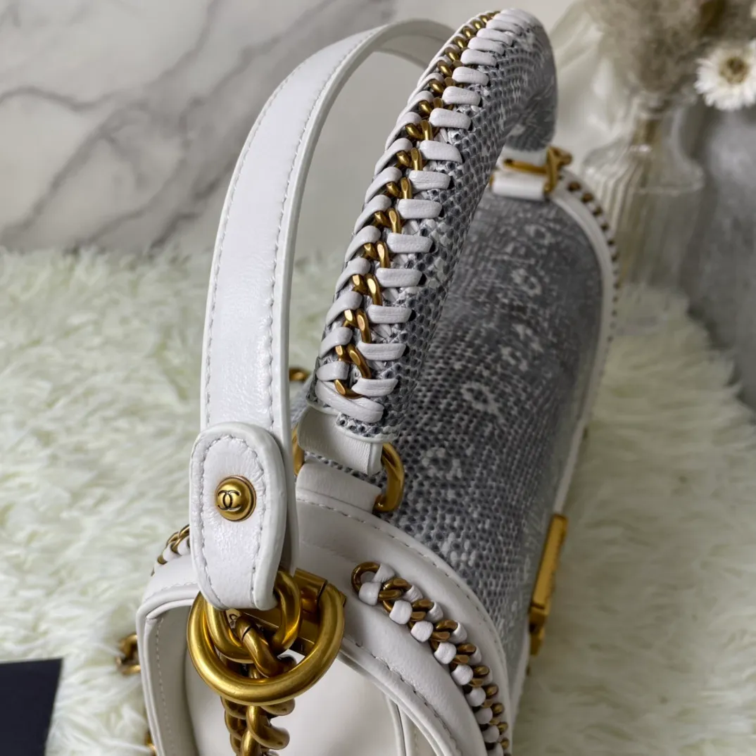 All Categories Official Website "Brand Women's Bags" Women's Bags 💙 DIOR Dior Rare Pearl Fish BOY Handle Pearl Fish Leather Bag The surroundings are purely hand-woven and equipped with retro hardware. The reason why the fully imported sheepskin lining is named "Le Boy" is mainly due to Ms. Coco's Boyish attitude. Director Karl Lagerfeld