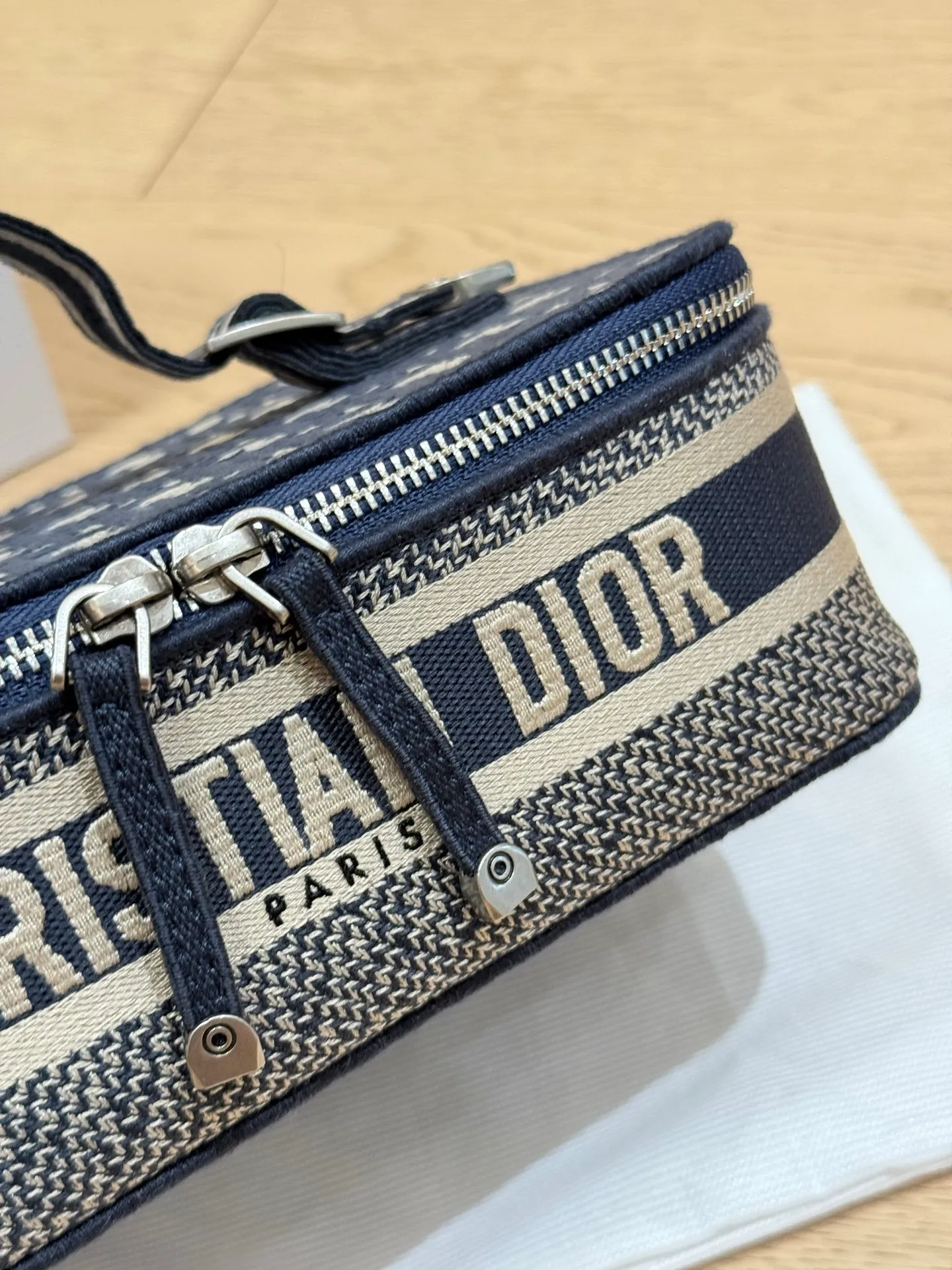 All Categories Official Website "Brand Women's Bags" Women's Bags 💙 DIOR 2025 New DIOR Cosmetic Bag
