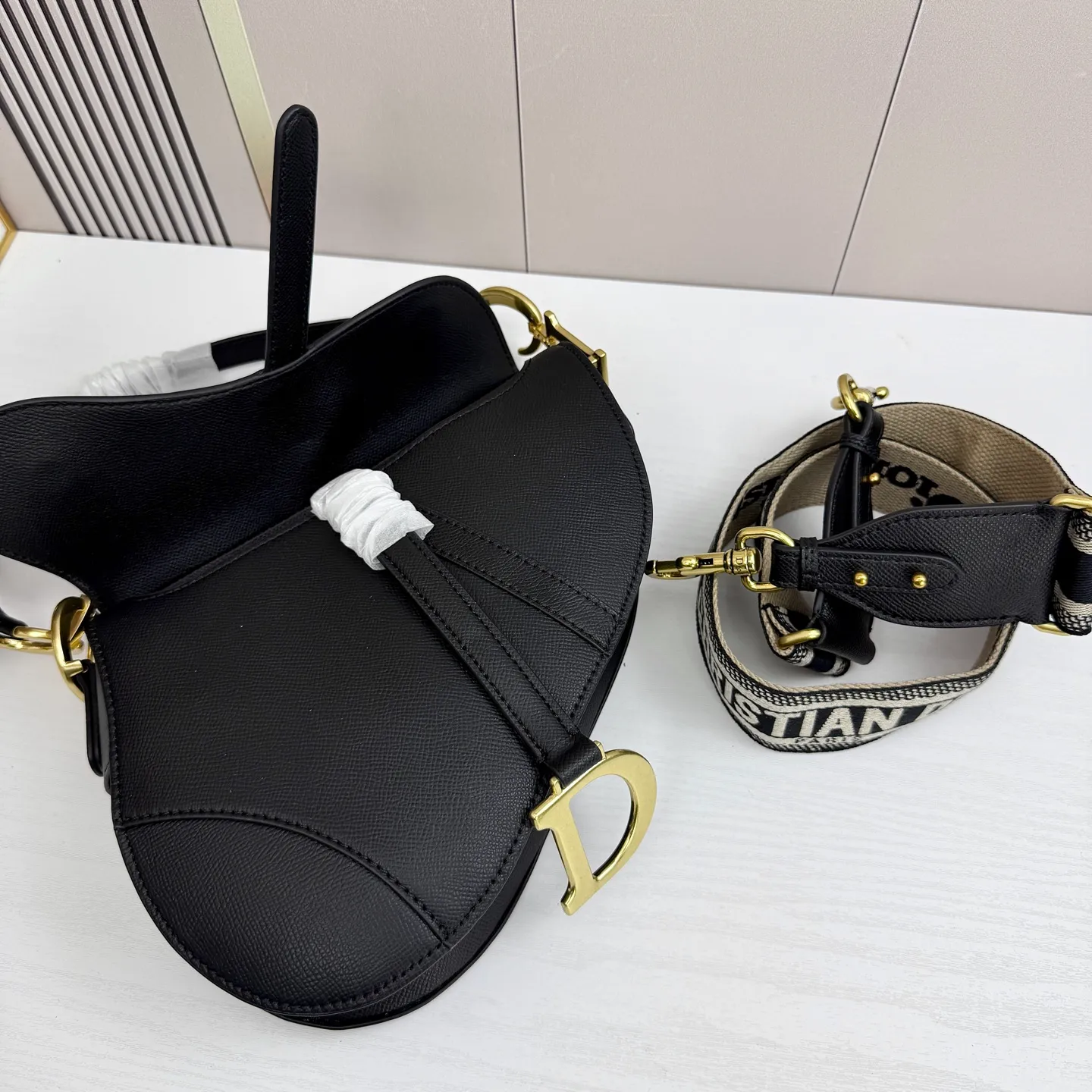 All categories Official website "Brand Women's Bags" Women's Bags 💙 DIOR DIOR 2026 new crossbody shoulder bag