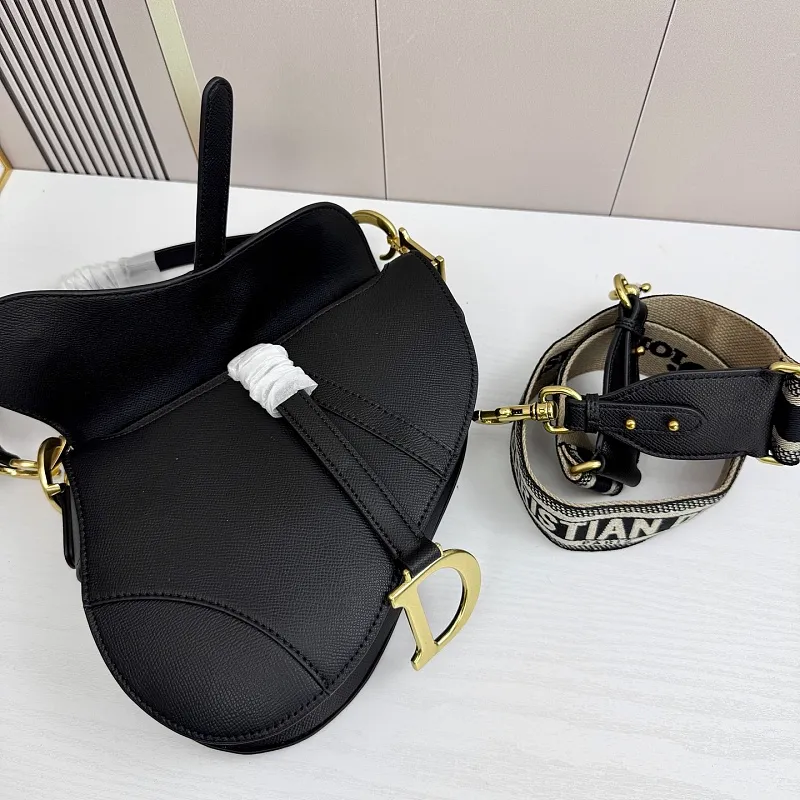 All categories Official website "Brand Women's Bags" Women's Bags 💙 DIOR DIOR 2026 new crossbody shoulder bag