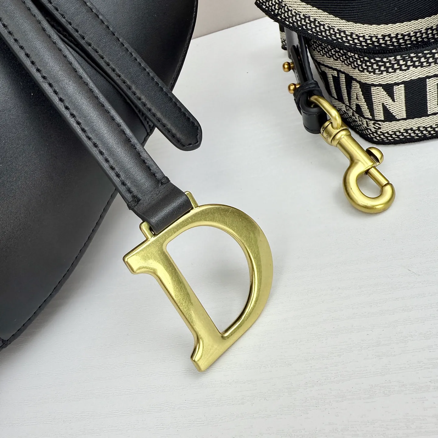 All categories Official website "Brand Women's Bags" Women's Bags 💙 DIOR DIOR 2026 new crossbody shoulder bag