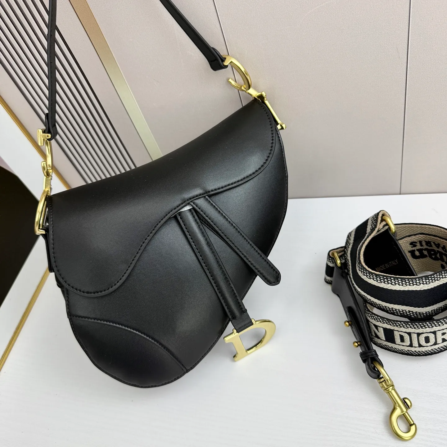 All categories Official website "Brand Women's Bags" Women's Bags 💙 DIOR DIOR 2026 new crossbody shoulder bag