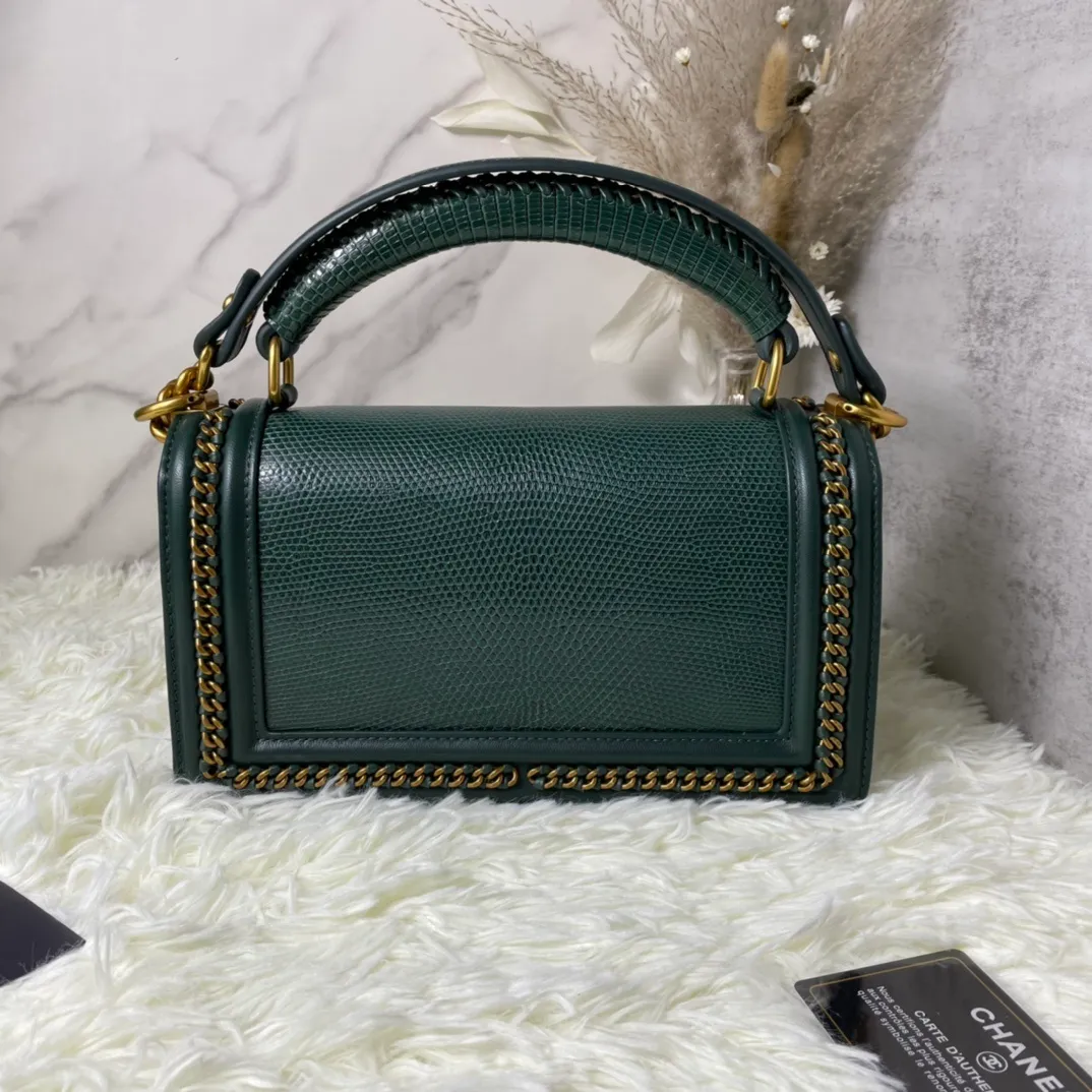 All Categories Official Website "Brand Women's Bags" Women's Bags 💙 DIOR Dior Rare Pearl Fish BOY Handle Pearl Fish Leather Bag The surroundings are purely hand-woven and equipped with retro hardware. The reason why the fully imported sheepskin lining is named "Le Boy" is mainly due to Ms. Coco's Boyish attitude. Director Karl Lagerfeld
