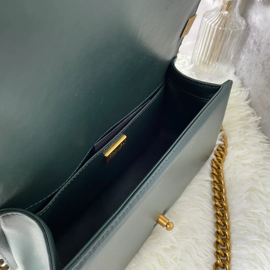 All Categories Official Website "Brand Women's Bags" Women's Bags 💙 DIOR Dior Rare Pearl Fish BOY Handle Pearl Fish Leather Bag The surroundings are purely hand-woven and equipped with retro hardware. The reason why the fully imported sheepskin lining is named "Le Boy" is mainly due to Ms. Coco's Boyish attitude. Director Karl Lagerfeld