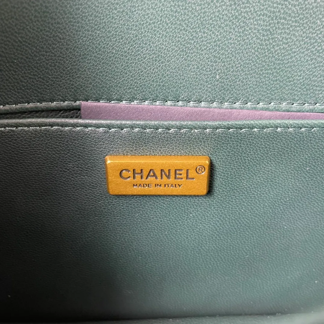 All Categories Official Website "Brand Women's Bags" Women's Bags 💙 DIOR Dior Rare Pearl Fish BOY Handle Pearl Fish Leather Bag The surroundings are purely hand-woven and equipped with retro hardware. The reason why the fully imported sheepskin lining is named "Le Boy" is mainly due to Ms. Coco's Boyish attitude. Director Karl Lagerfeld