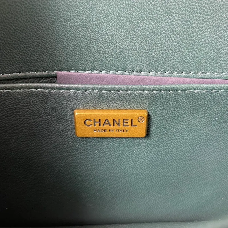 All Categories Official Website "Brand Women's Bags" Women's Bags 💙 DIOR Dior Rare Pearl Fish BOY Handle Pearl Fish Leather Bag The surroundings are purely hand-woven and equipped with retro hardware. The reason why the fully imported sheepskin lining is named "Le Boy" is mainly due to Ms. Coco's Boyish attitude. Director Karl Lagerfeld