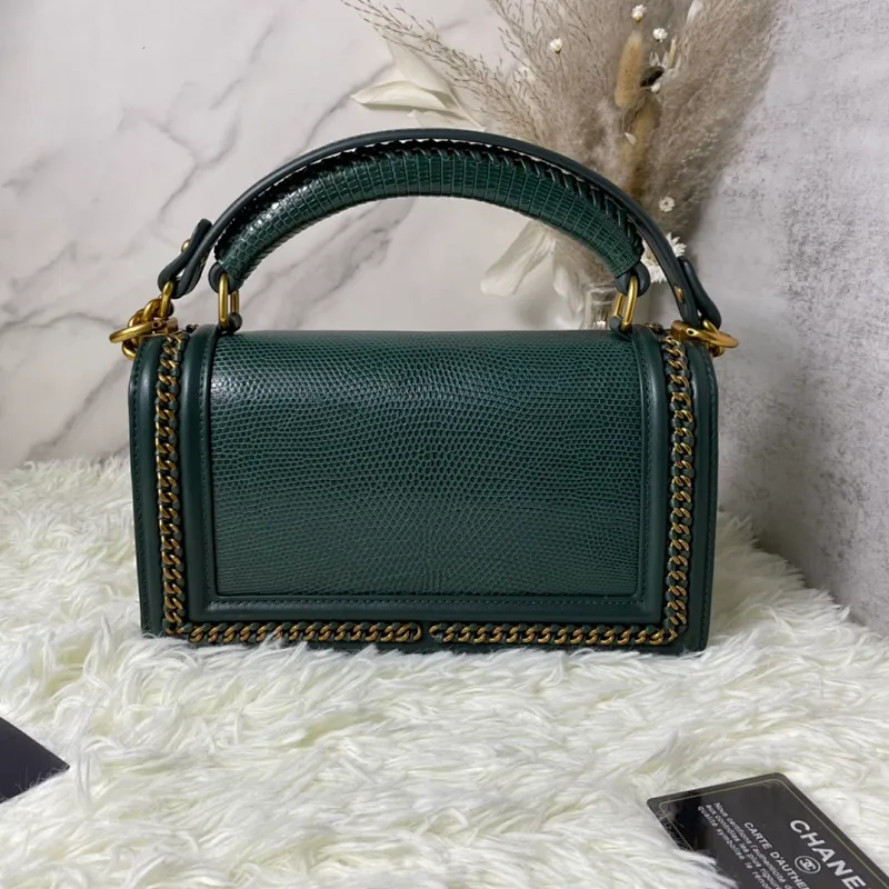 All Categories Official Website "Brand Women's Bags" Women's Bags 💙 DIOR Dior Rare Pearl Fish BOY Handle Pearl Fish Leather Bag The surroundings are purely hand-woven and equipped with retro hardware. The reason why the fully imported sheepskin lining is named "Le Boy" is mainly due to Ms. Coco's Boyish attitude. Director Karl Lagerfeld