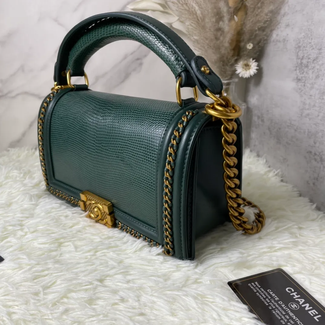 All Categories Official Website "Brand Women's Bags" Women's Bags 💙 DIOR Dior Rare Pearl Fish BOY Handle Pearl Fish Leather Bag The surroundings are purely hand-woven and equipped with retro hardware. The reason why the fully imported sheepskin lining is named "Le Boy" is mainly due to Ms. Coco's Boyish attitude. Director Karl Lagerfeld