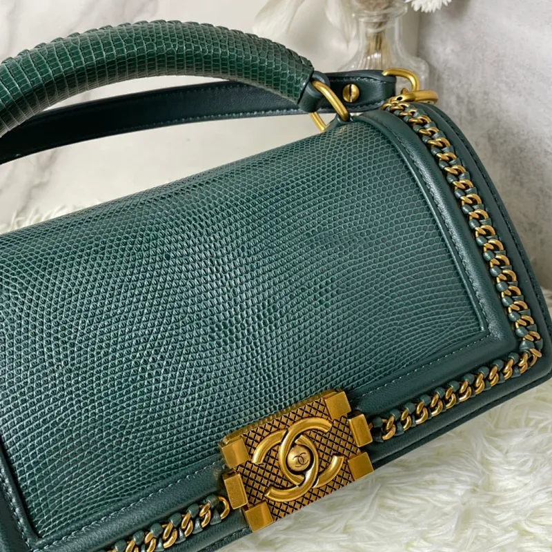 All Categories Official Website "Brand Women's Bags" Women's Bags 💙 DIOR Dior Rare Pearl Fish BOY Handle Pearl Fish Leather Bag The surroundings are purely hand-woven and equipped with retro hardware. The reason why the fully imported sheepskin lining is named "Le Boy" is mainly due to Ms. Coco's Boyish attitude. Director Karl Lagerfeld