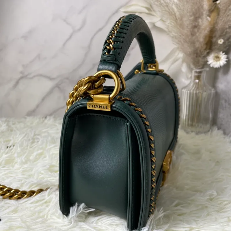 All Categories Official Website "Brand Women's Bags" Women's Bags 💙 DIOR Dior Rare Pearl Fish BOY Handle Pearl Fish Leather Bag The surroundings are purely hand-woven and equipped with retro hardware. The reason why the fully imported sheepskin lining is named "Le Boy" is mainly due to Ms. Coco's Boyish attitude. Director Karl Lagerfeld