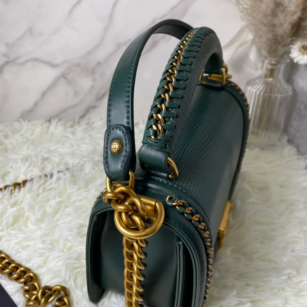 All Categories Official Website "Brand Women's Bags" Women's Bags 💙 DIOR Dior Rare Pearl Fish BOY Handle Pearl Fish Leather Bag The surroundings are purely hand-woven and equipped with retro hardware. The reason why the fully imported sheepskin lining is named "Le Boy" is mainly due to Ms. Coco's Boyish attitude. Director Karl Lagerfeld