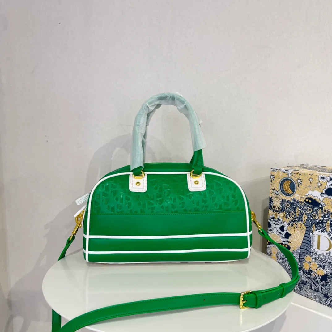All categories Official website "Brand Women's Bags" Women's Bags 💙 DIOR 2022 Official New Dior Crossbody Bag Wholesale Large Size 58002000 Small Size 58001900 High Quality Specifications: Large Size 33-19.5-11CM Small Size 19-13-8CM