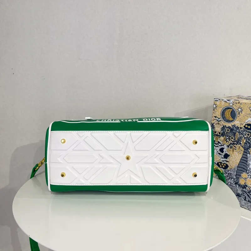 All categories Official website "Brand Women's Bags" Women's Bags 💙 DIOR 2022 Official New Dior Crossbody Bag Wholesale Large Size 58002000 Small Size 58001900 High Quality Specifications: Large Size 33-19.5-11CM Small Size 19-13-8CM