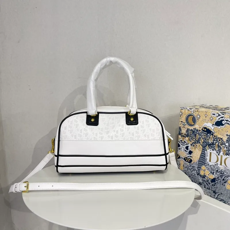 All categories Official website "Brand Women's Bags" Women's Bags 💙 DIOR 2022 Official New Dior Crossbody Bag Wholesale Large Size 58002000 Small Size 58001900 High Quality Specifications: Large Size 33-19.5-11CM Small Size 19-13-8CM