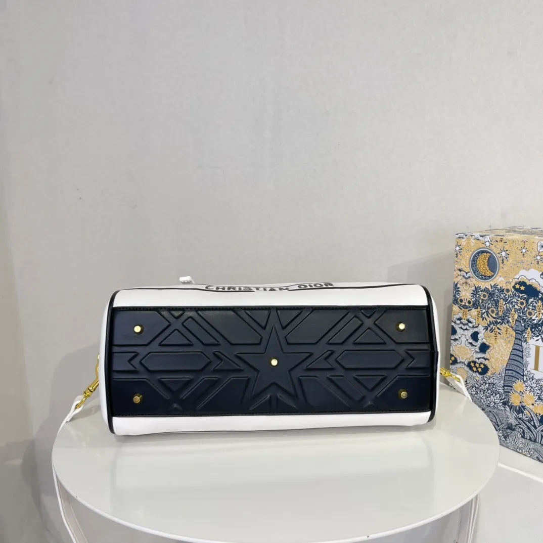 All categories Official website "Brand Women's Bags" Women's Bags 💙 DIOR 2022 Official New Dior Crossbody Bag Wholesale Large Size 58002000 Small Size 58001900 High Quality Specifications: Large Size 33-19.5-11CM Small Size 19-13-8CM