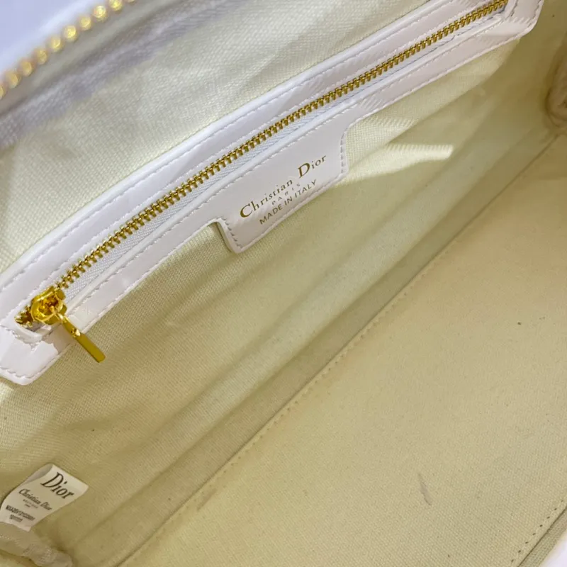 All categories Official website "Brand Women's Bags" Women's Bags 💙 DIOR 2022 Official New Dior Crossbody Bag Wholesale Large Size 58002000 Small Size 58001900 High Quality Specifications: Large Size 33-19.5-11CM Small Size 19-13-8CM