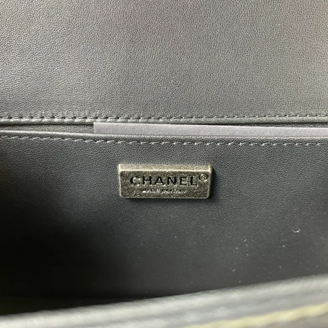 All Categories Official Website "Brand Women's Bags" Women's Bags 💙 DIOR Dior Rare Pearl Fish BOY Handle Pearl Fish Leather Bag The surroundings are purely hand-woven and equipped with retro hardware. The reason why the fully imported sheepskin lining is named "Le Boy" is mainly due to Ms. Coco's Boyish attitude. Director Karl Lagerfeld