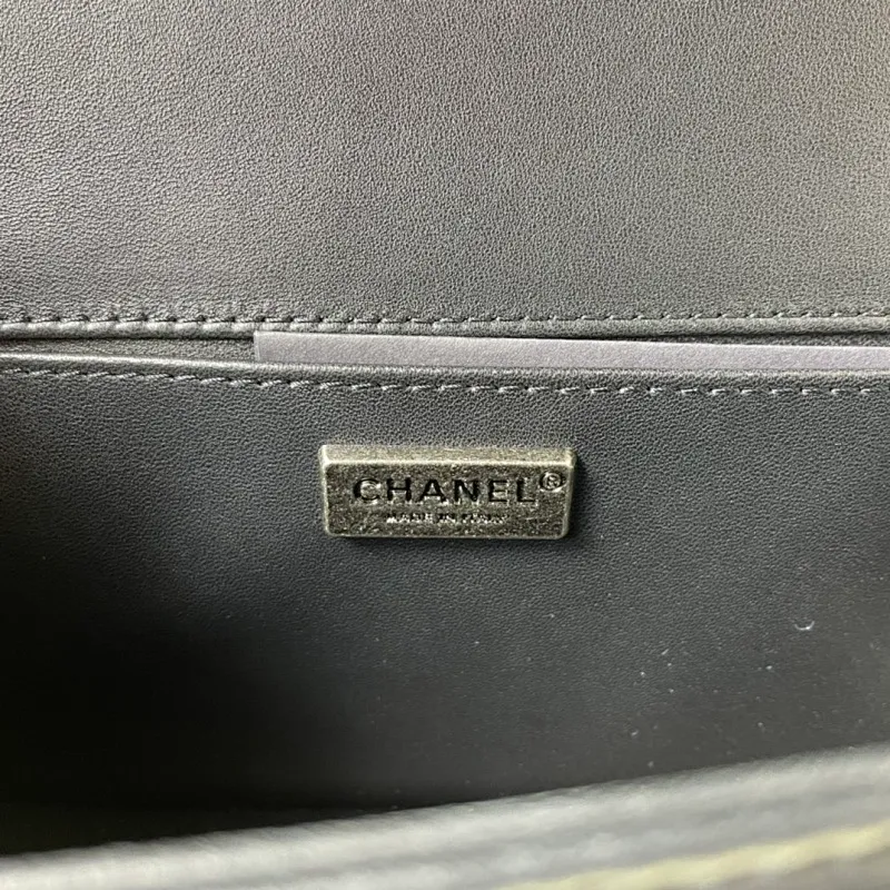 All Categories Official Website "Brand Women's Bags" Women's Bags 💙 DIOR Dior Rare Pearl Fish BOY Handle Pearl Fish Leather Bag The surroundings are purely hand-woven and equipped with retro hardware. The reason why the fully imported sheepskin lining is named "Le Boy" is mainly due to Ms. Coco's Boyish attitude. Director Karl Lagerfeld