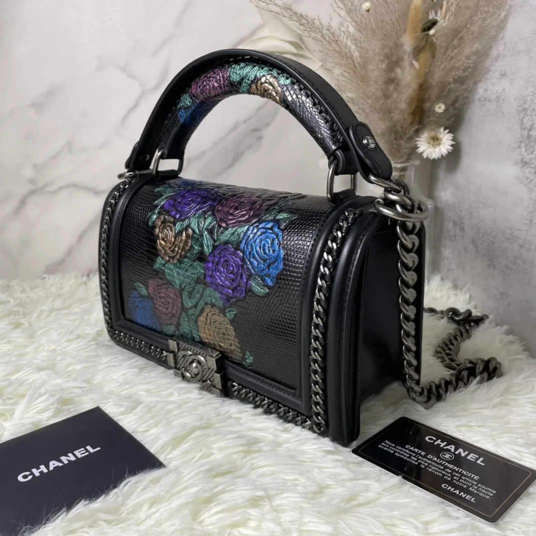 All Categories Official Website "Brand Women's Bags" Women's Bags 💙 DIOR Dior Rare Pearl Fish BOY Handle Pearl Fish Leather Bag The surroundings are purely hand-woven and equipped with retro hardware. The reason why the fully imported sheepskin lining is named "Le Boy" is mainly due to Ms. Coco's Boyish attitude. Director Karl Lagerfeld
